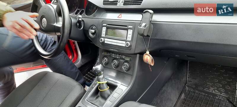 Універсал Volkswagen Passat 2006 в Житомирі