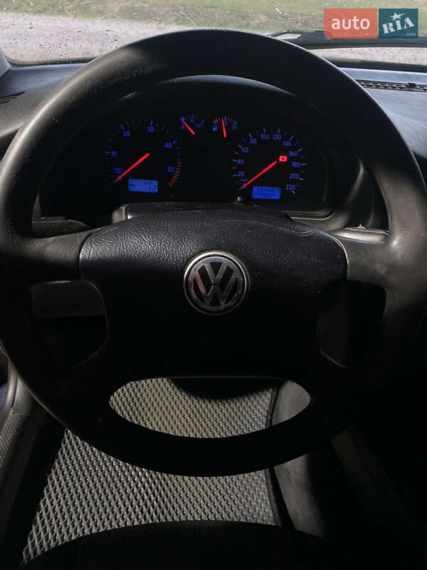 Універсал Volkswagen Passat 1999 в Чернівцях