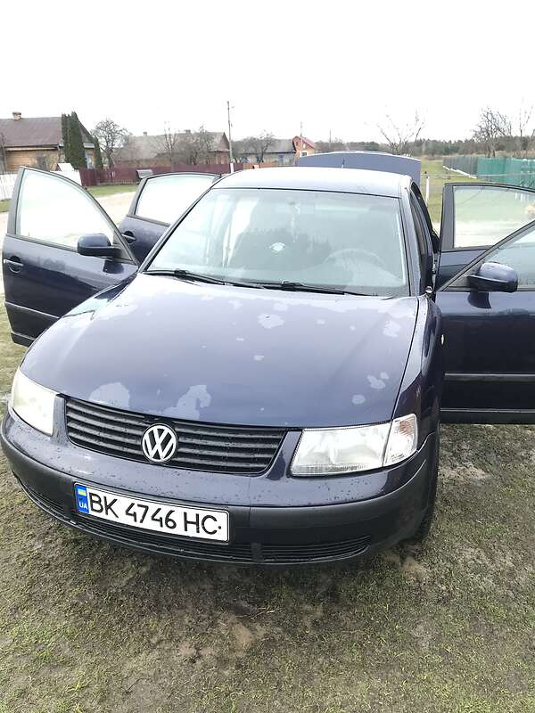 Седан Volkswagen Passat 1999 в Сарнах