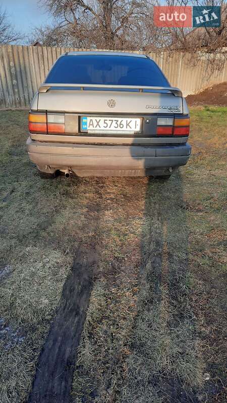 Седан Volkswagen Passat 1990 в Дергачах
