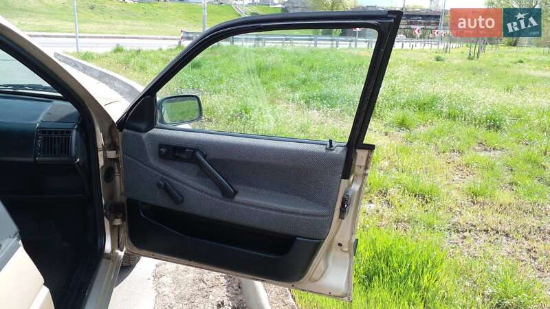 Универсал Volkswagen Passat 1990 в Киеве