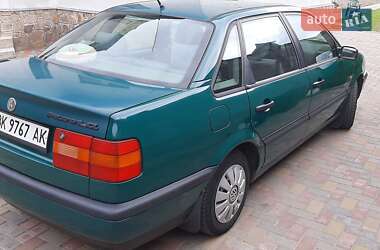 Седан Volkswagen Passat 1996 в Сарнах