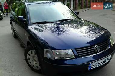 Універсал Volkswagen Passat 2000 в Рівному