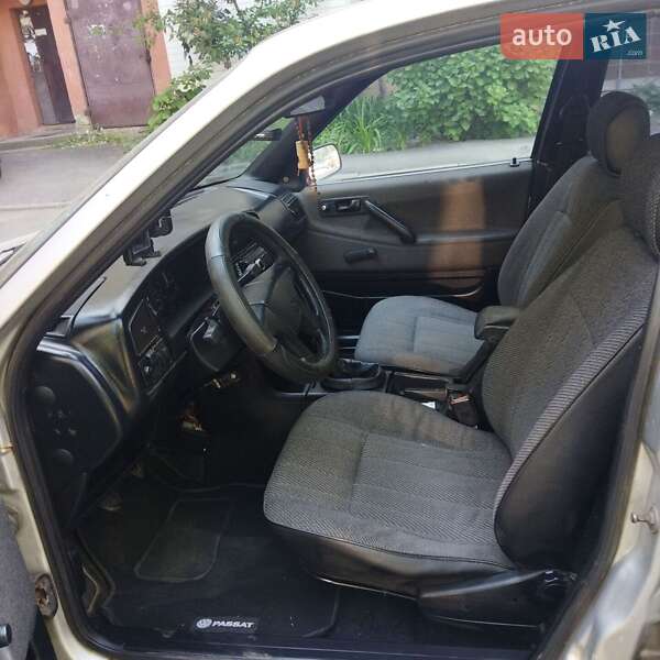 Седан Volkswagen Passat 1990 в Ужгороді