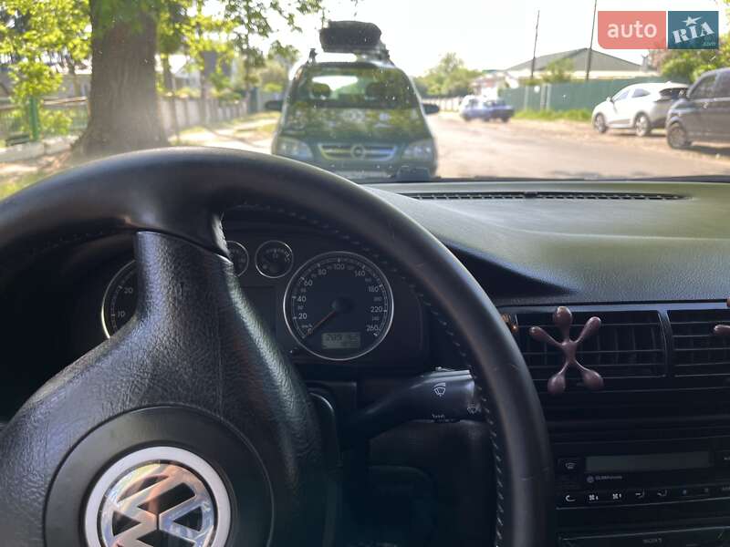 Седан Volkswagen Passat 2003 в Днепре