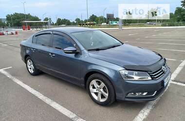 Седан Volkswagen Passat 2011 в Киеве