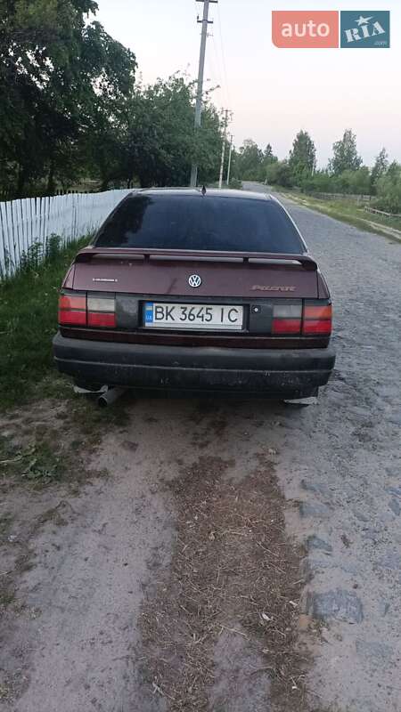 Седан Volkswagen Passat 1992 в Рокитному