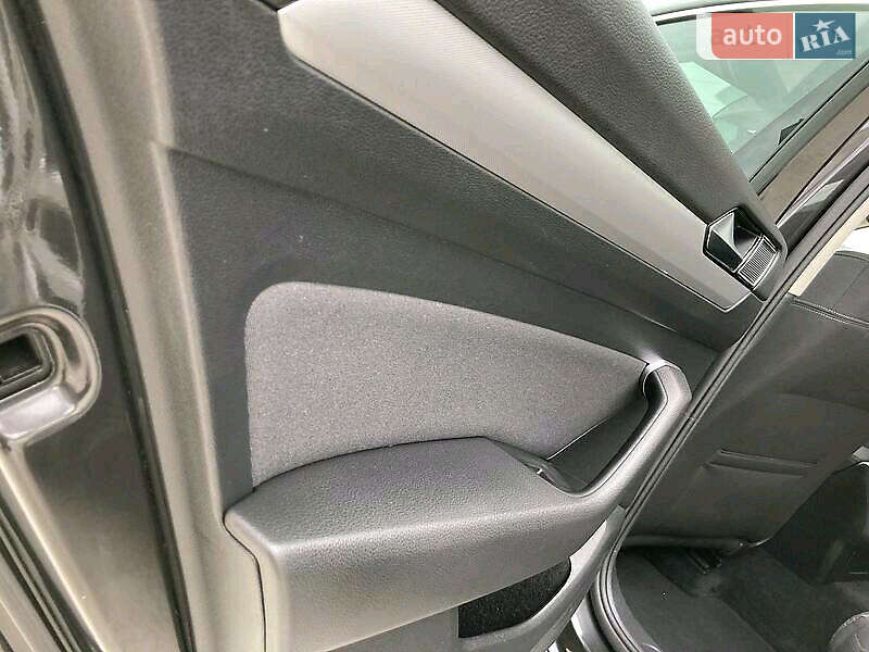 Универсал Volkswagen Passat 2017 в Бориславе