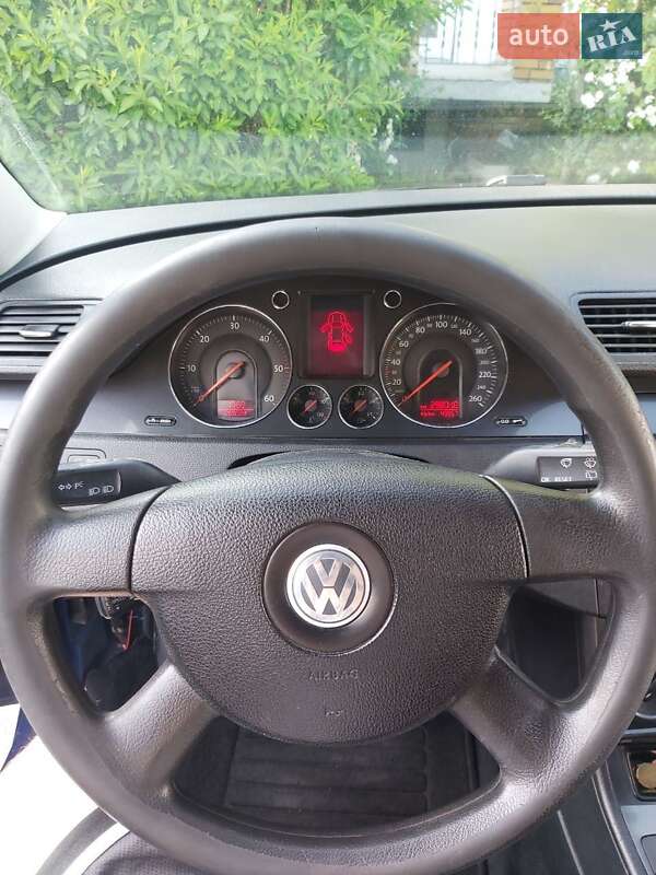 Універсал Volkswagen Passat 2006 в Чернівцях