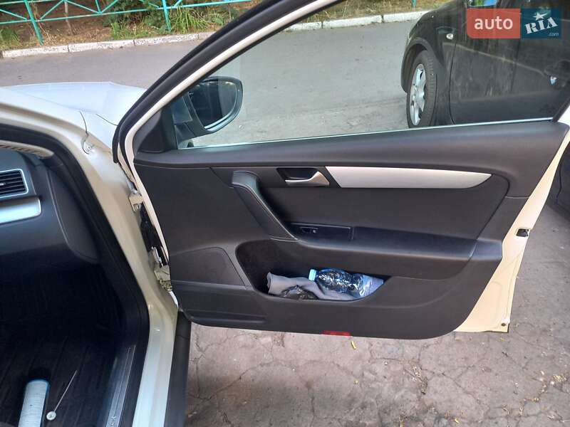 Універсал Volkswagen Passat 2013 в Одесі