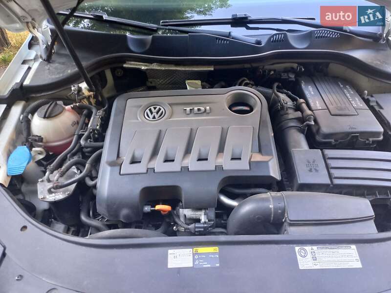 Універсал Volkswagen Passat 2013 в Одесі