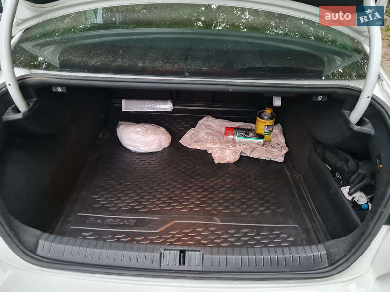 Седан Volkswagen Passat 2016 в Львове