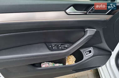 Седан Volkswagen Passat 2016 в Львове