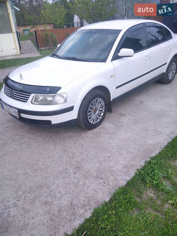 Седан Volkswagen Passat 1999 в Гадячі