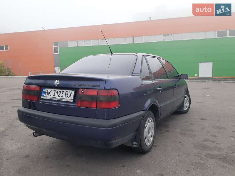 Седан Volkswagen Passat 1996 в Рівному