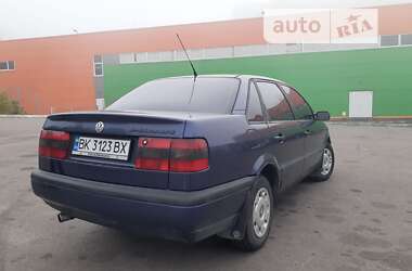 Седан Volkswagen Passat 1996 в Ровно