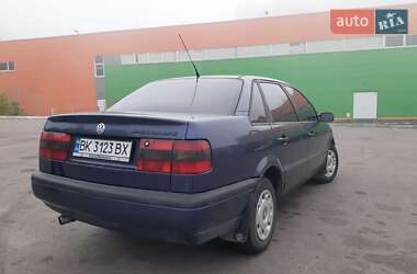 Седан Volkswagen Passat 1996 в Ровно