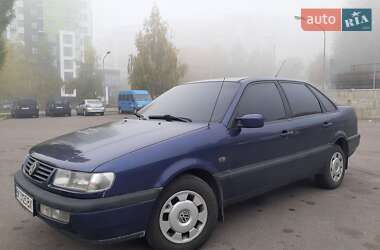 Седан Volkswagen Passat 1996 в Ровно