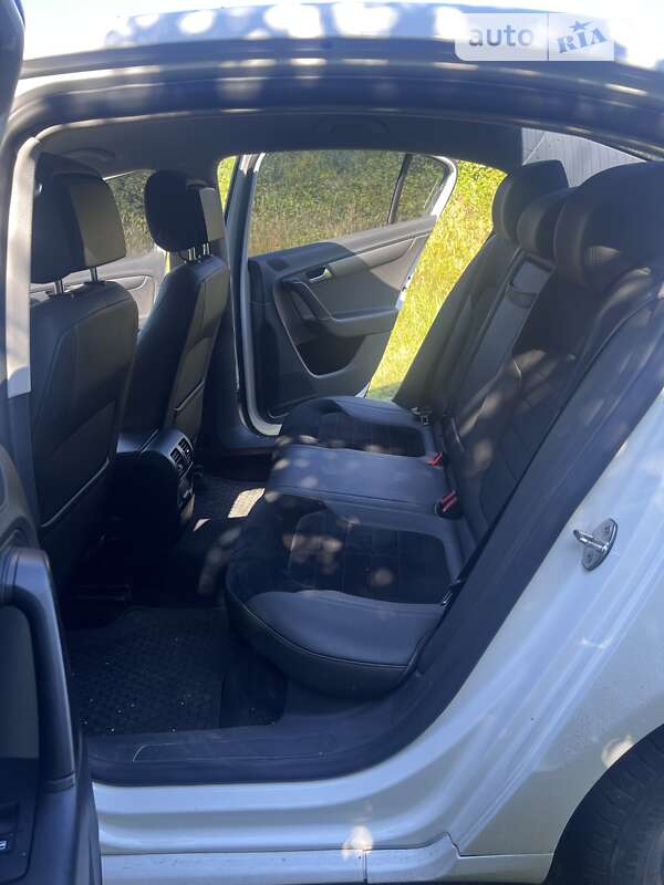 Седан Volkswagen Passat 2011 в Луцке