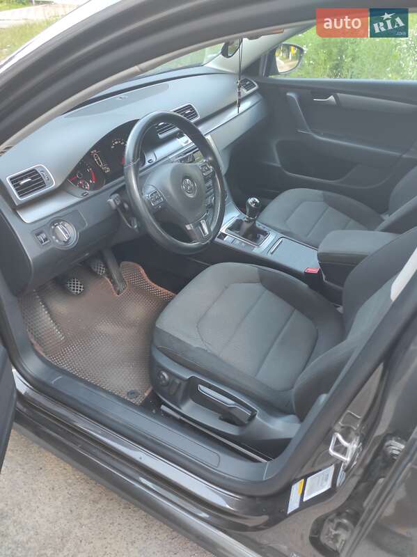 Універсал Volkswagen Passat 2013 в Житомирі