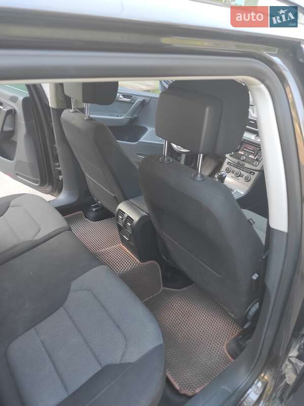 Універсал Volkswagen Passat 2013 в Житомирі
