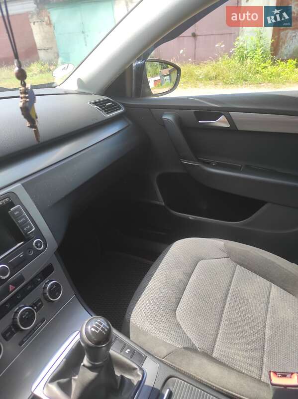 Універсал Volkswagen Passat 2013 в Житомирі