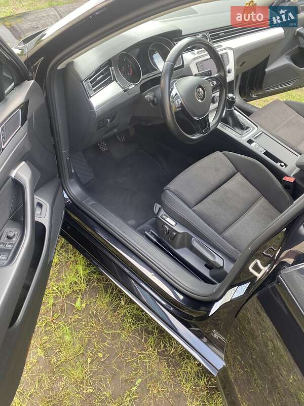 Седан Volkswagen Passat 2015 в Киеве