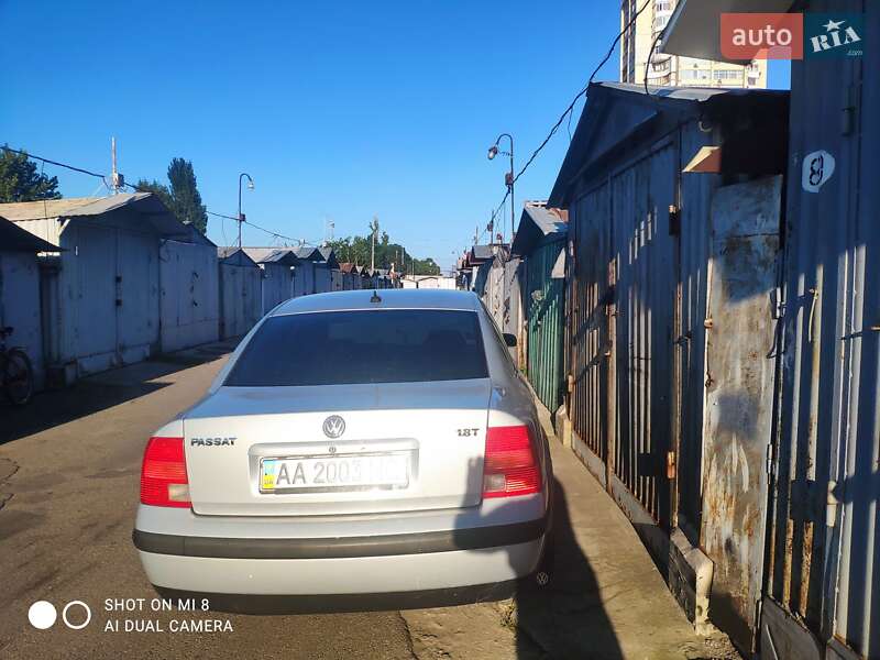 Седан Volkswagen Passat 1998 в Киеве