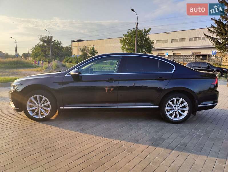 Седан Volkswagen Passat 2017 в Луцке