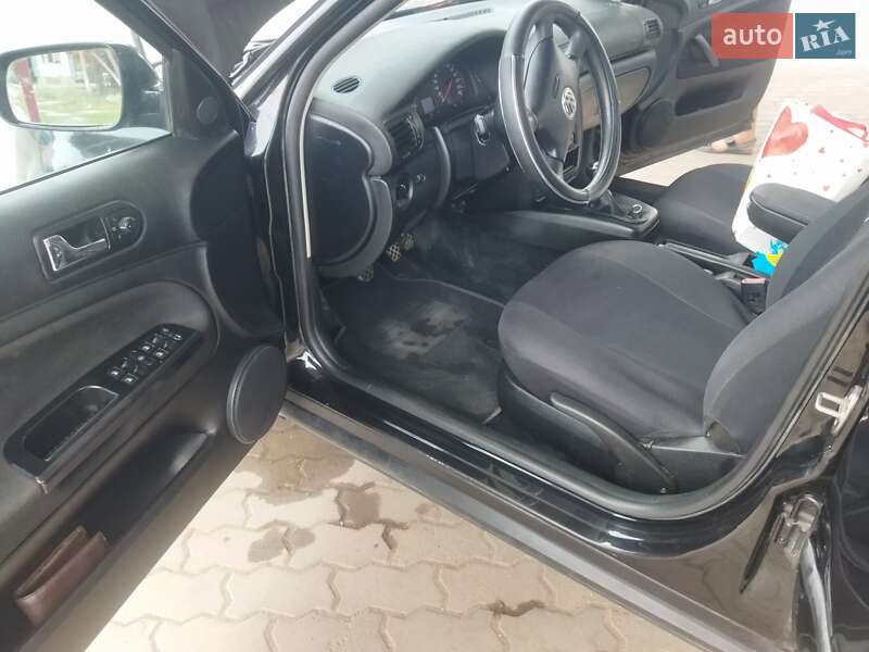 Седан Volkswagen Passat 2000 в Тростянці