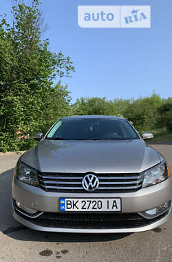 Седан Volkswagen Passat 2012 в Ровно