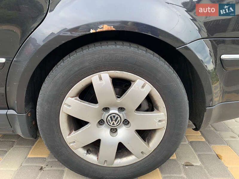 Универсал Volkswagen Passat 2002 в Вишневом