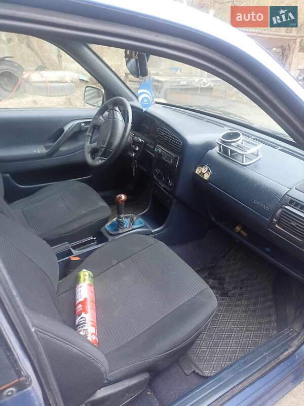 Седан Volkswagen Passat 1994 в Бродах