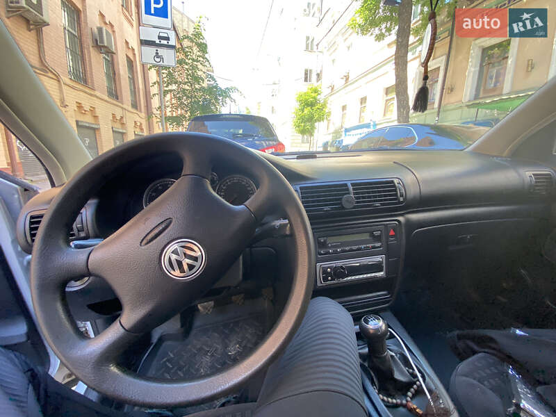 Седан Volkswagen Passat 2002 в Киеве