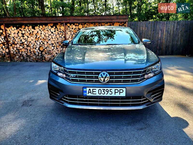 Седан Volkswagen Passat 2016 в Днепре