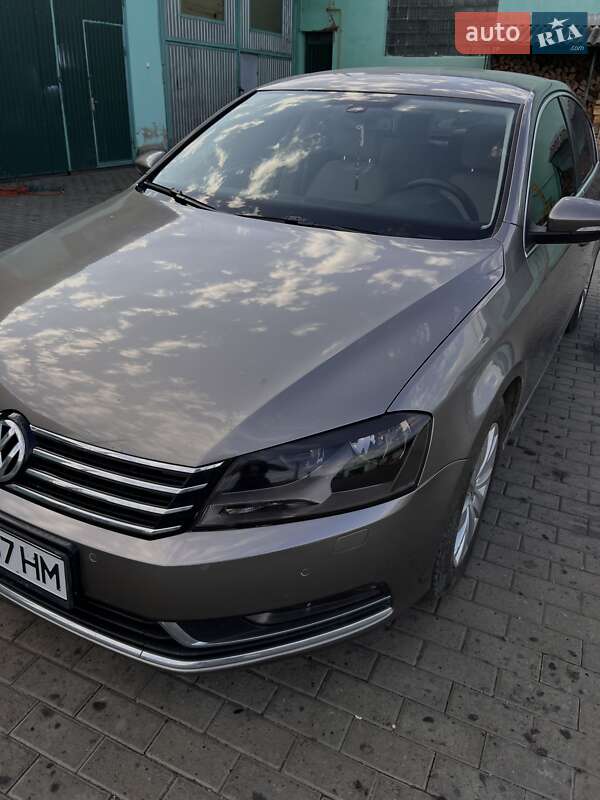 Седан Volkswagen Passat 2011 в Хусте