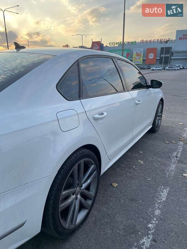 Седан Volkswagen Passat 2018 в Днепре