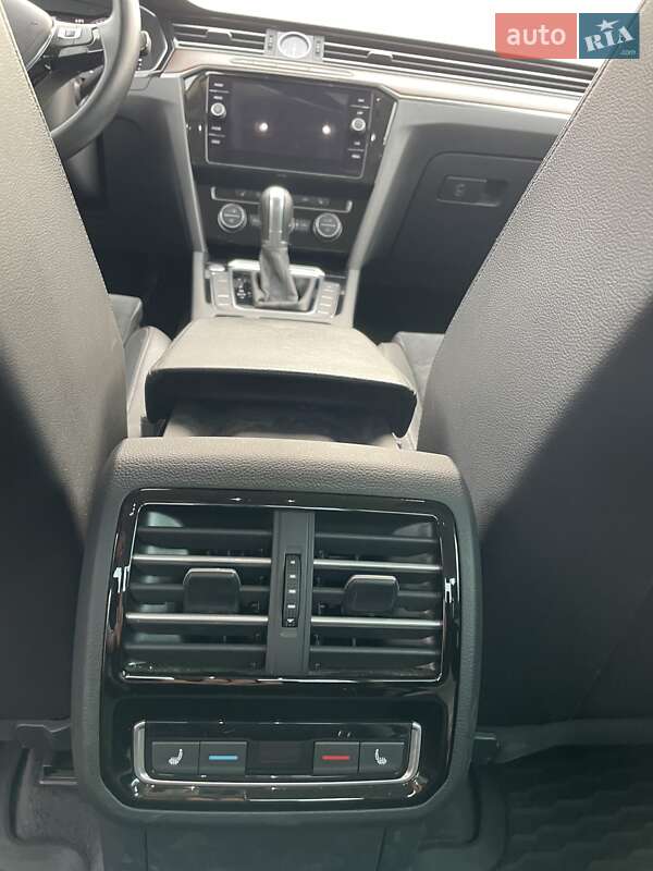 Седан Volkswagen Passat 2018 в Києві