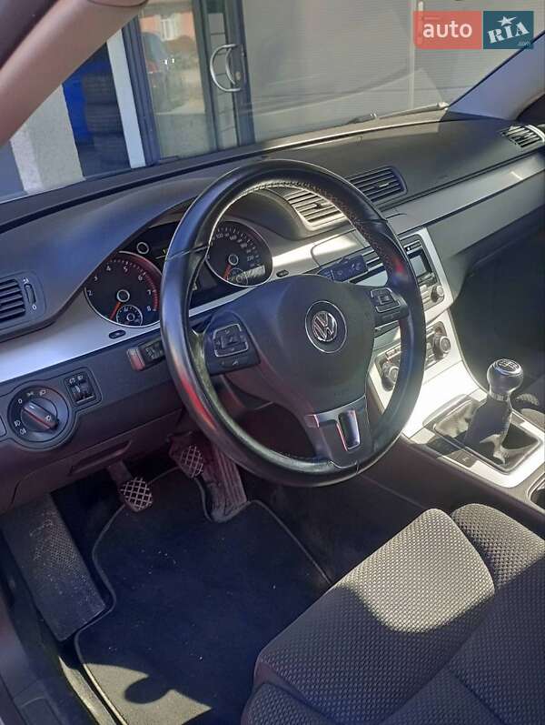 Седан Volkswagen Passat 2010 в Киеве