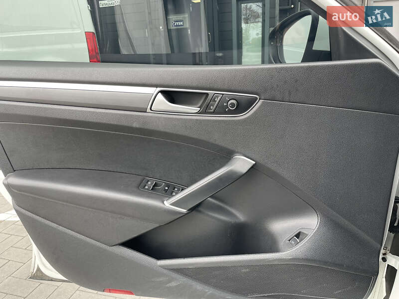 Седан Volkswagen Passat 2016 в Ивано-Франковске