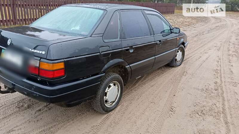 Седан Volkswagen Passat 1993 в Дубровице