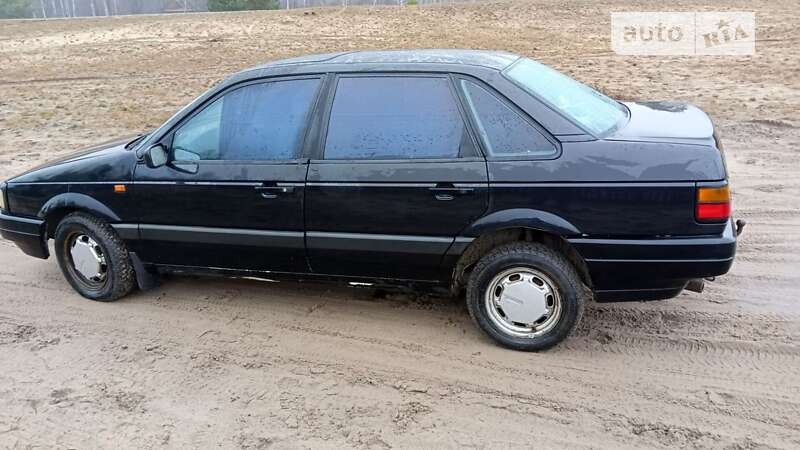 Седан Volkswagen Passat 1993 в Дубровице