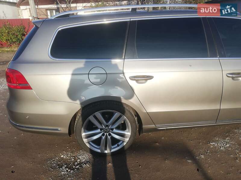 Універсал Volkswagen Passat 2011 в Житомирі
