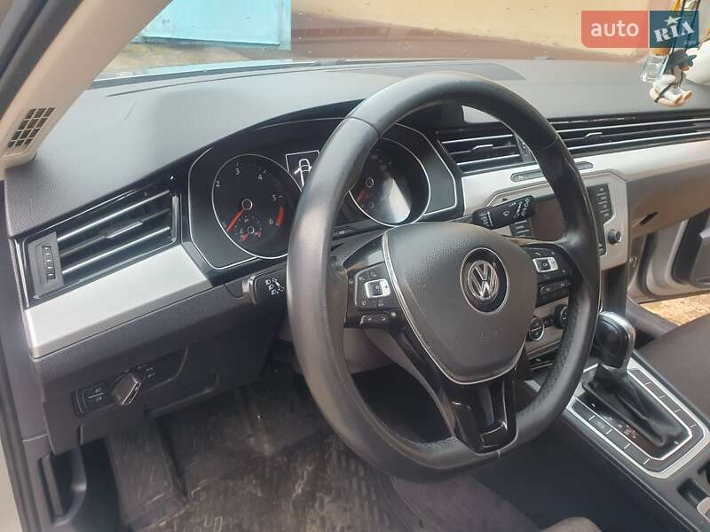 Універсал Volkswagen Passat 2015 в Запоріжжі