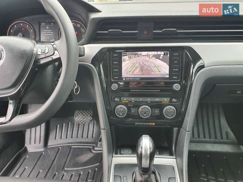 Седан Volkswagen Passat 2020 в Киеве