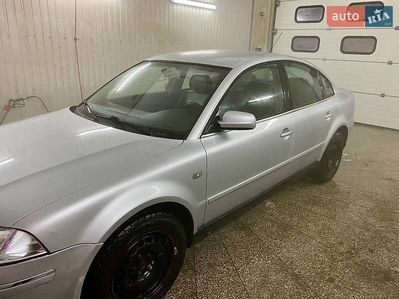 Седан Volkswagen Passat 2001 в Гребінці