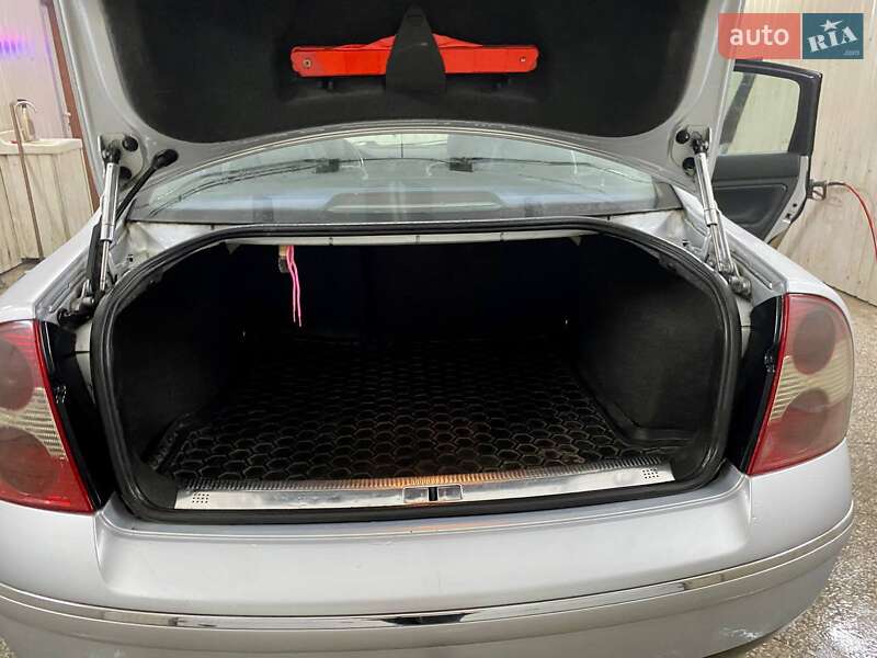 Седан Volkswagen Passat 2001 в Гребінці