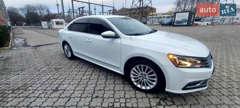 Седан Volkswagen Passat 2016 в Черновцах