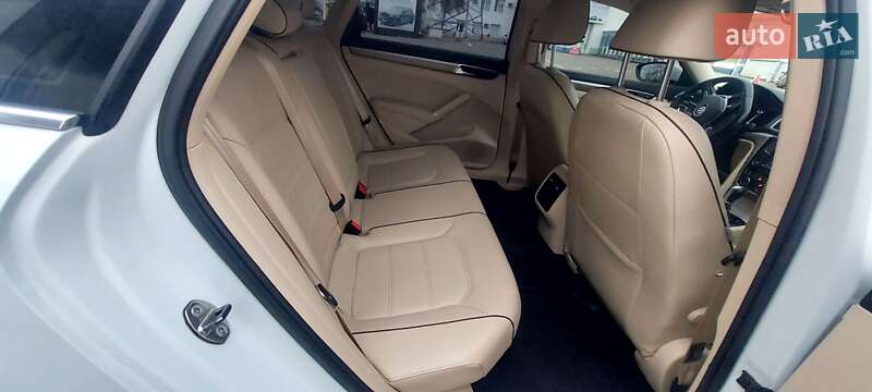 Седан Volkswagen Passat 2016 в Черновцах