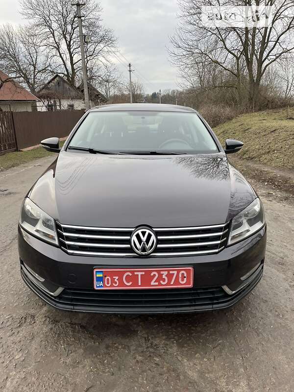 Седан Volkswagen Passat 2011 в Остроге